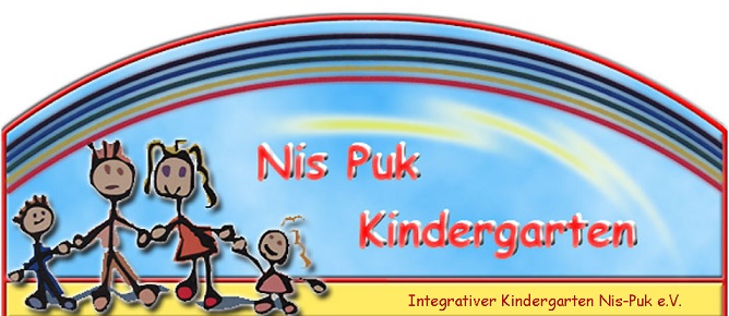 Eltern und zwei Kinder unter einem Regenbogen 