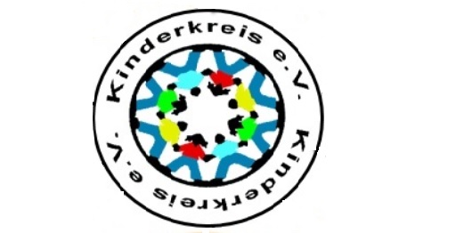 Ein Kreis mit dem Namen des Vereins, in der Mitte Kinder, die im Innenkreis nebeneinander stehen