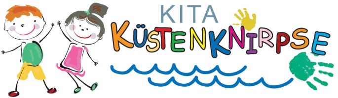 Mädchen und Junge stehen unter der Sonne am Wasser, über dem Wasser steht bunt Kita Küstenknirpse