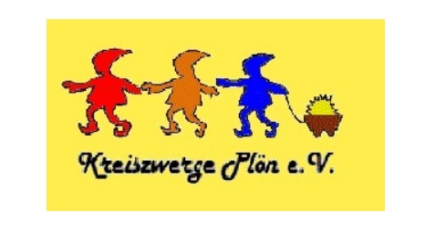 Ein rot, ein gelb und ein blau gekleideter Zwerg mit einem Bollerwagen 