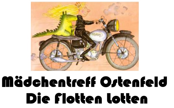 Blondes Mädchen auf einem Motorrad mit einem Drachen als Sozius