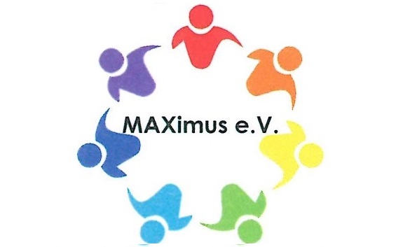 Bunte Figuren stehen im Kreis um das Wort "Maximus"
