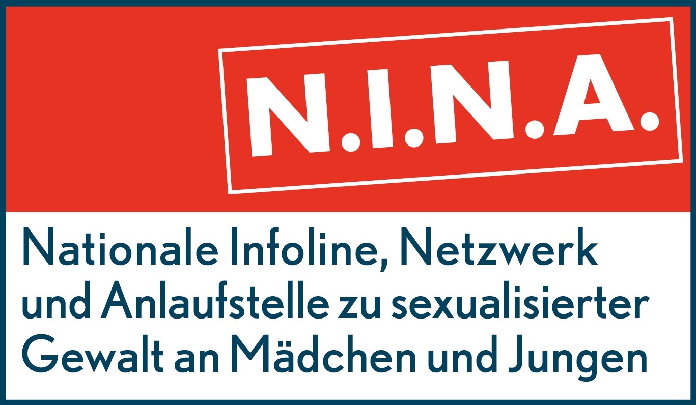 Auf rotem Grund in weißer Schrift N.I.N.A. und der ausgeschriebene Name auf weißem Grund und schwarzer Schrift 