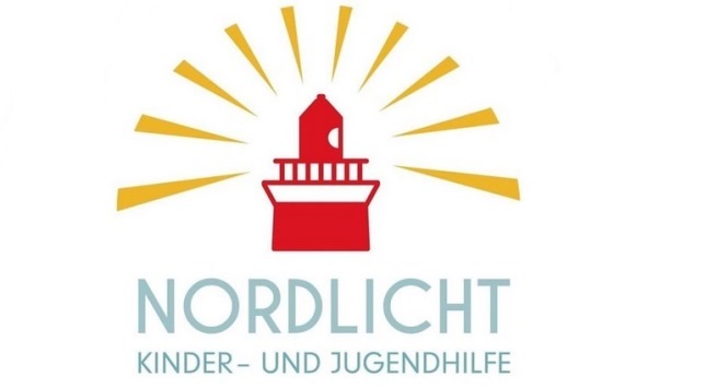 Namensschriftzug mit Kompassnadel, die nach Norden zeigt 