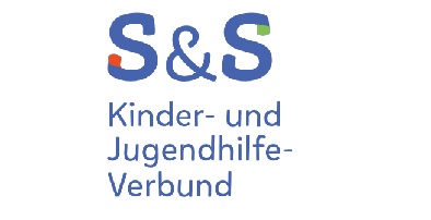 Groß geschrieben S & S und darunter in kleinerer Schrift der Rest des Namens
