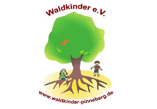 Zwei Kinder, die an einem großen Baum spielen 
