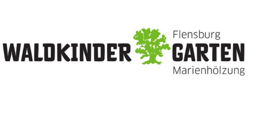 Der Namensschriftzug mit einem großen Baum im Wort Wald und Kindergarten