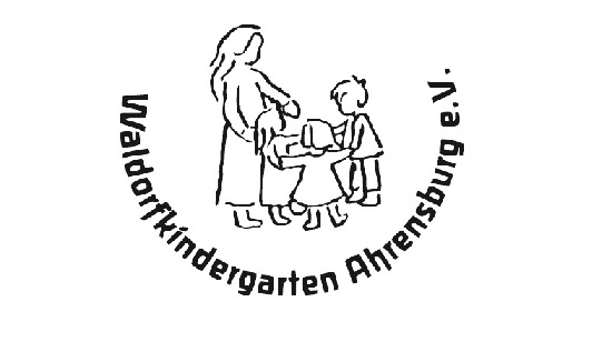 Drei kleine Kinder, die gemeinsam im Kreis tanzen und eine Frau, die ihnen dabei zuschaut 