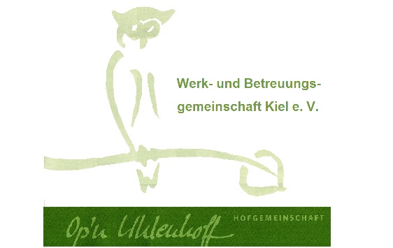 Eine Eule sitzt auf eine Baumstamm, darunter steht Op'n Uhlenhoff