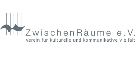 Slogan "ZwischenRäume - Verein für kulturelle und kommunikative Vielfalt" und eine Grafik, die an ein gekipptes Notblatt erinnert  